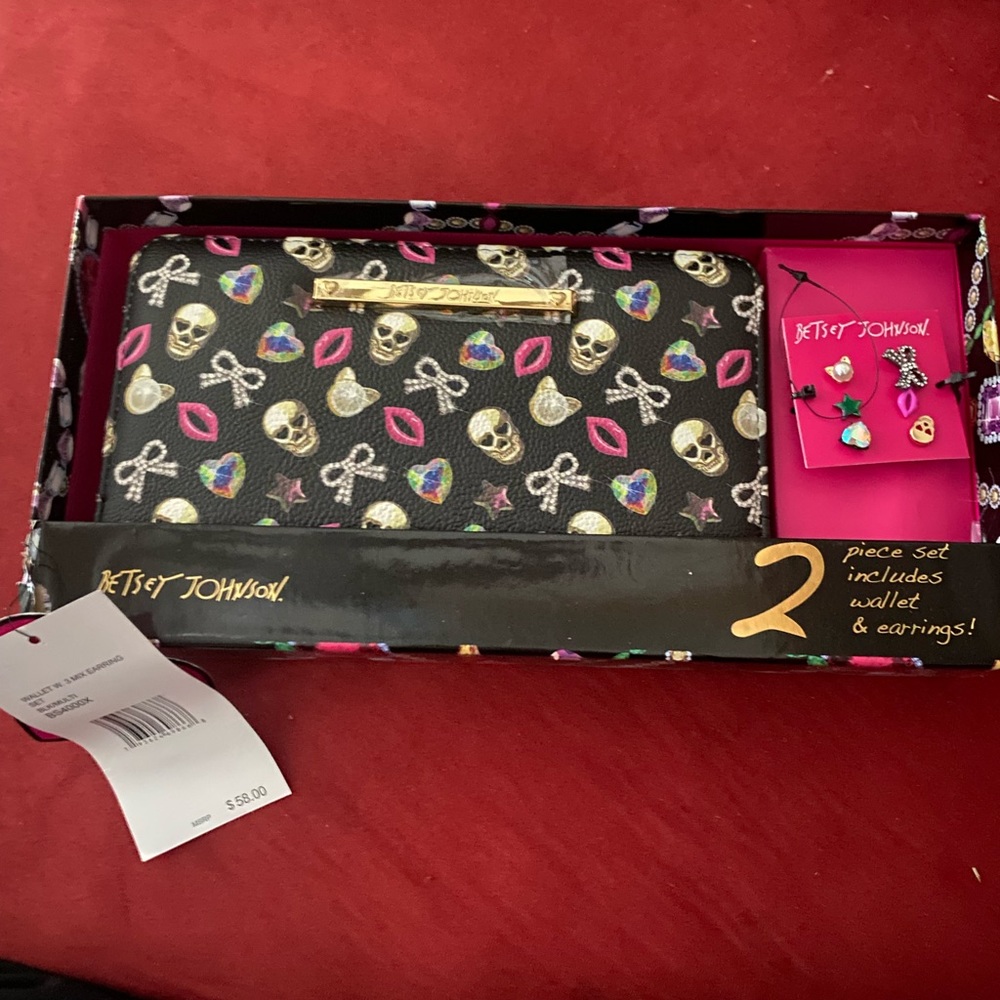 Limited Betsey Johnson, wallet skulls those hearts cats lips  earrings included.